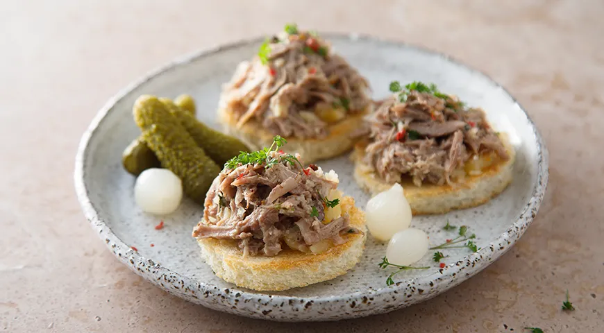  Тушеная утка выступает эффектным ингредиентом для домашних брускетт