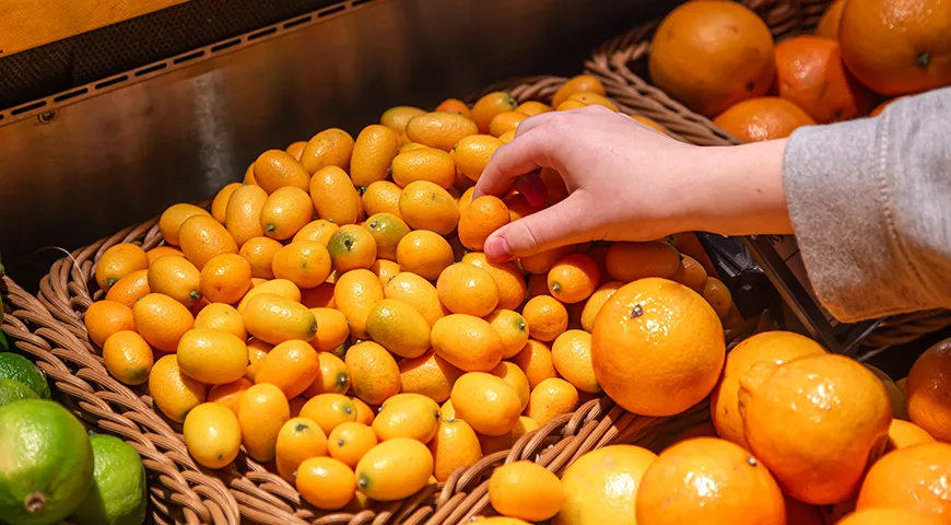 Чтобы проверить качество кумквата, сожмите его: плод должен быть плотным и упругим, без мягких участков