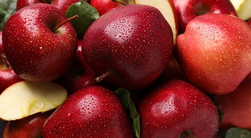 Сезон свежих красных яблок длится с конца августа по март