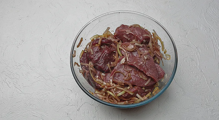 Шашлык с овощной икрой на углях