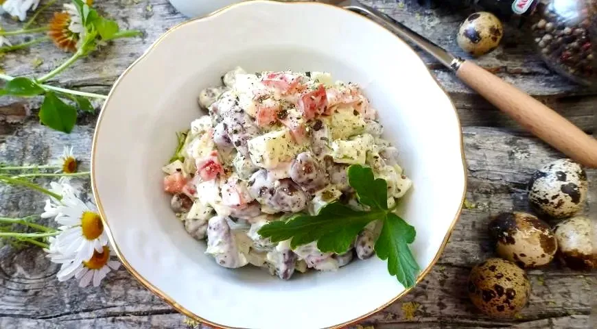 Салат из фасоли с перепелиными яйцами и соленым огурцом
