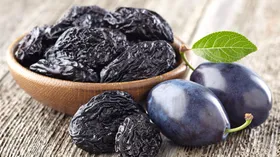 Нутрициолог ответила, что полезнее — слива или чернослив