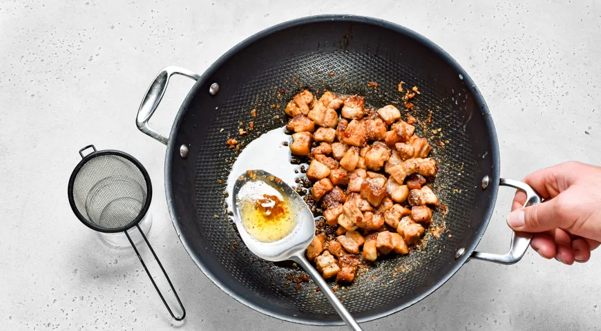 Свиные шкварки на сковороде