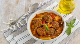 Тефтели с тушеными овощами