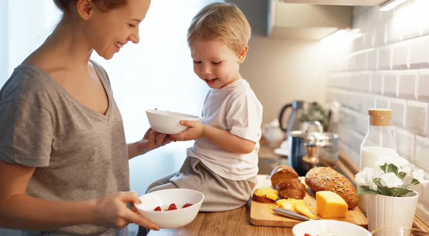 Дети, у которых на завтрак молочные продукты, каша и фрукты-ягоды по наблюдениям врачей ведут себя в течение дня спокойно и радостно