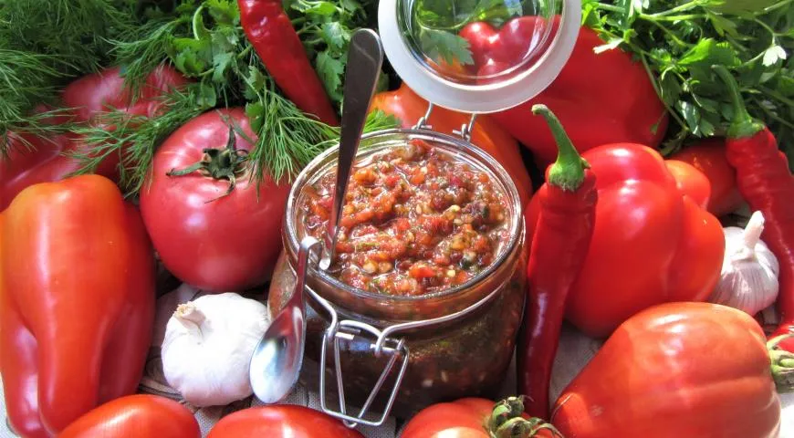 Летняя аджика из помидоров без варки