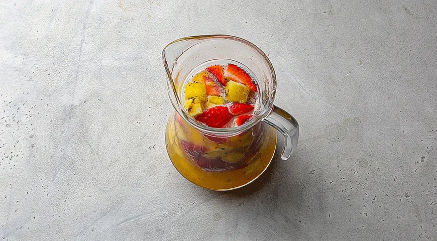 Сангрия с ананасом на гриле и клубникой