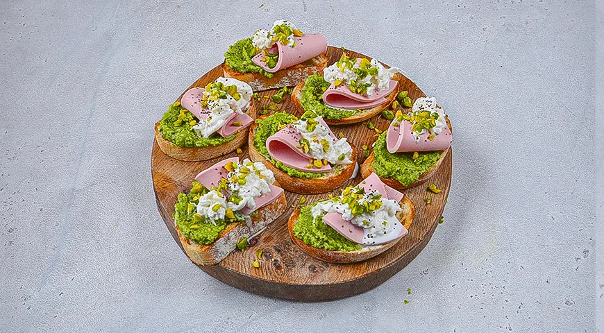 Брускетта с вареной колбасой и фисташковым песто