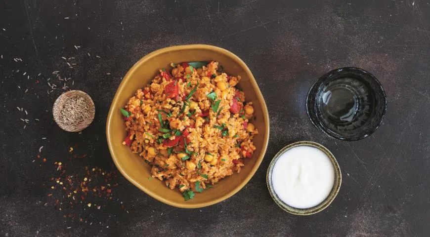 Плов из булгура с помидорами и нутом по-турецки