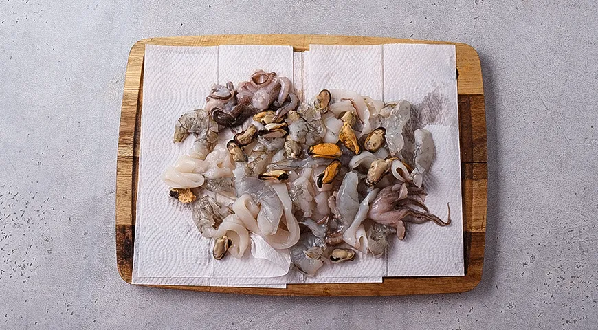 Паста с морепродуктами, шпинатом и вялеными томатами