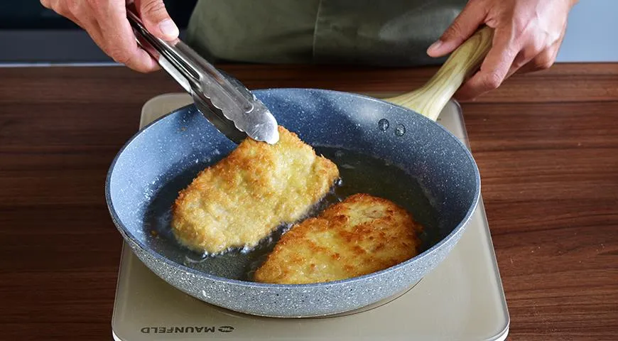 Как пожарить шницель на сковороде. Шницель из куриной грудки. Как пожарить шницель на сковороде. Сколько жарить шницель. Шницель жареный.