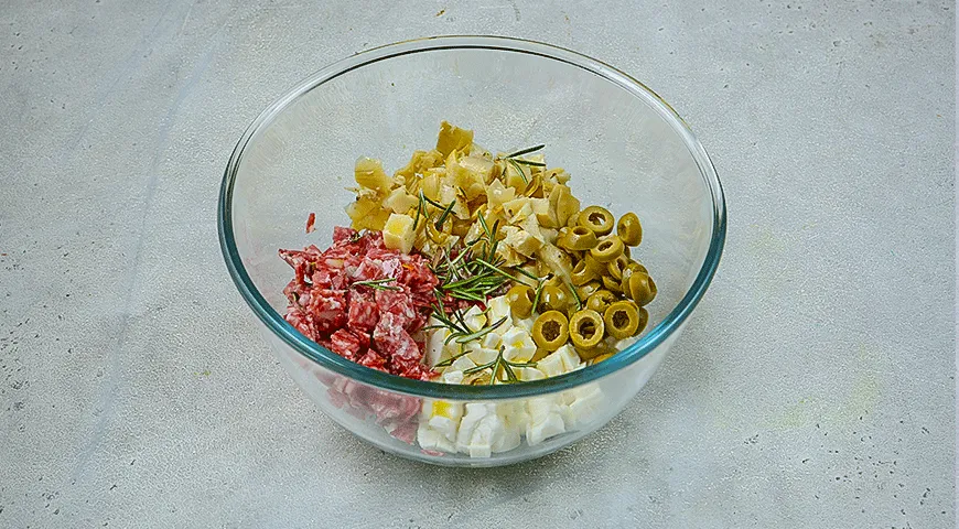 Кростини с салями, оливками и артишоками