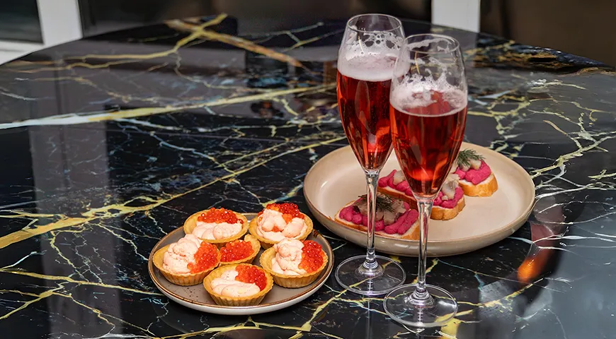 К красным игристым можно подавать мясные и рыбные закуски