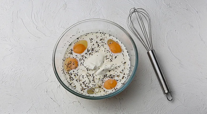 Открытый пирог со сметаной и травами