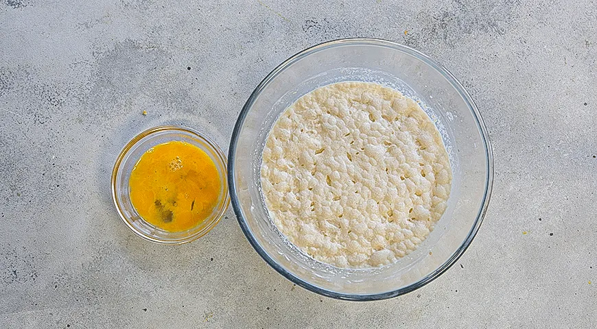 Дрожжевые блины с творогом и курагой