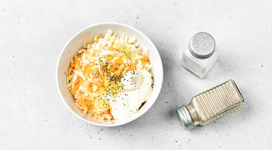 Рулет из лаваша с морковью по-корейски, плавленым сыром и яйцами