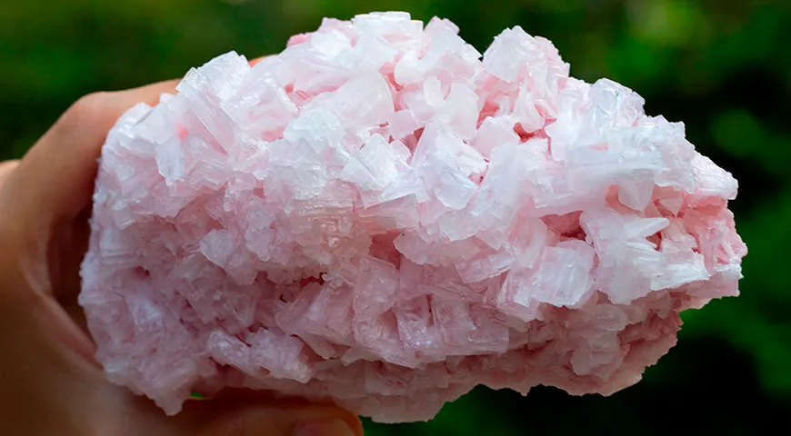 Каменная соль бывает розовой, ее цвет зависит от месторождения