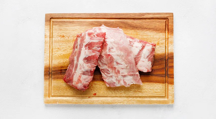 Жареные свиные ребрышки с луком и чесноком