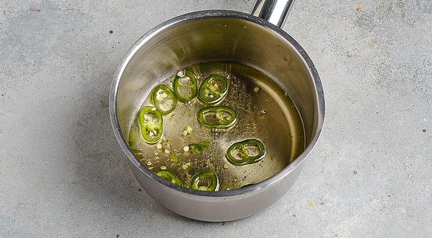 Ананас с острым медом и брынзой