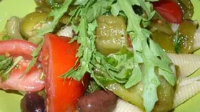Теплый салат из пасты с овощами и маслинами