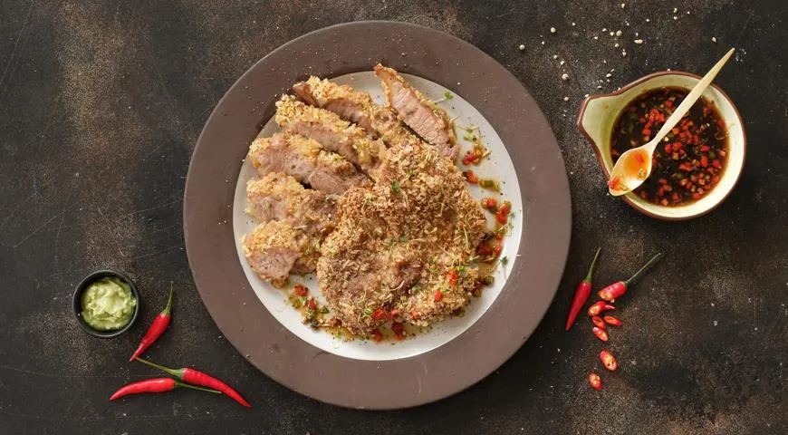 Свиной шницель, маринованный с васаби, приготовленный с домашними сухарями панко: рецепт см. здесь