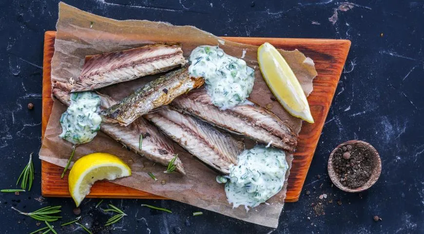 Рецепт скумбрии в духовке с соусом из йогурта (так можно приготовить ставриду)
