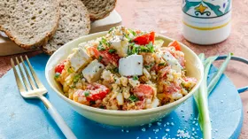 Салат с помидорами, сыром и яйцами