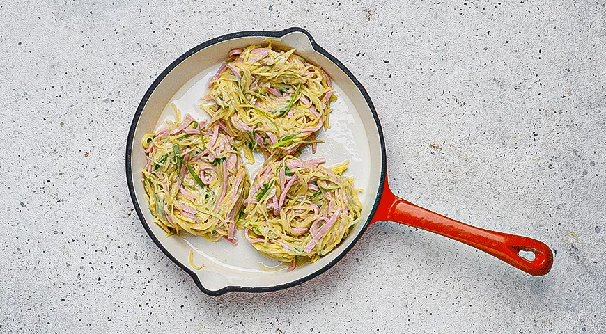 Картофельные гнезда с яйцом и колбасой