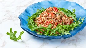 Салат с киноа и рукколой