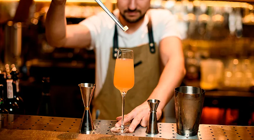 В напитках сахар-рафинад растворяется постепенно, начиная с поверхности, и исчезает без осадка, не влияя на прозрачность