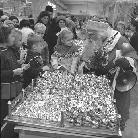 Предпраздничная новогодняя торговля в универмаге «Детский мир». Фото К. Мустафина. Москва, 14 декабря 1967 г.
