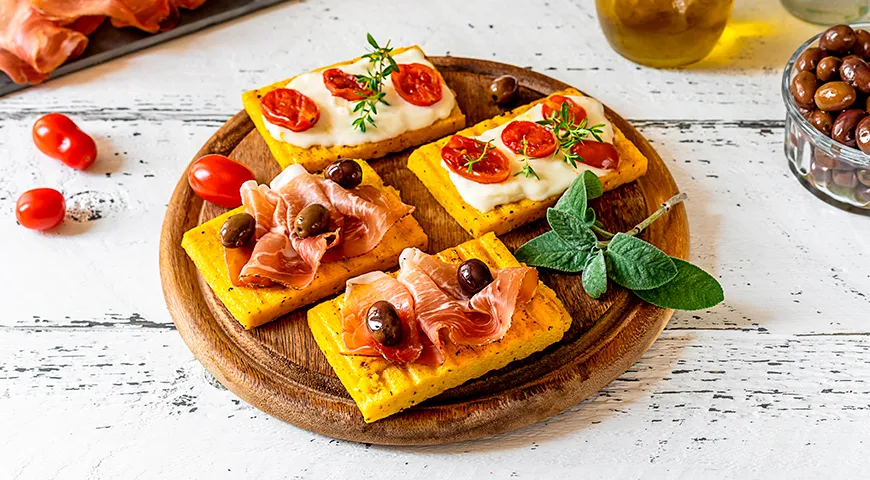 Мамалыга также готова стать прекрасной основой для сэндвичей и канапе