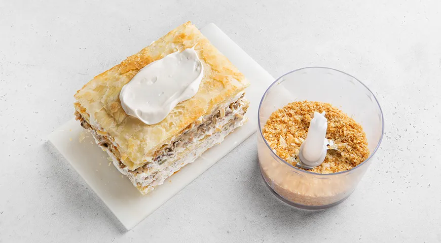 Закусочный торт Наполеон с курицей и грибами