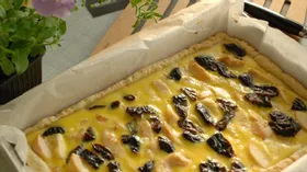 Пирог с грушами и сушеным черносливом под сметанной заливкой 