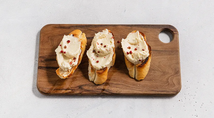 Бутерброды с киви, плавленым сыром и чесноком