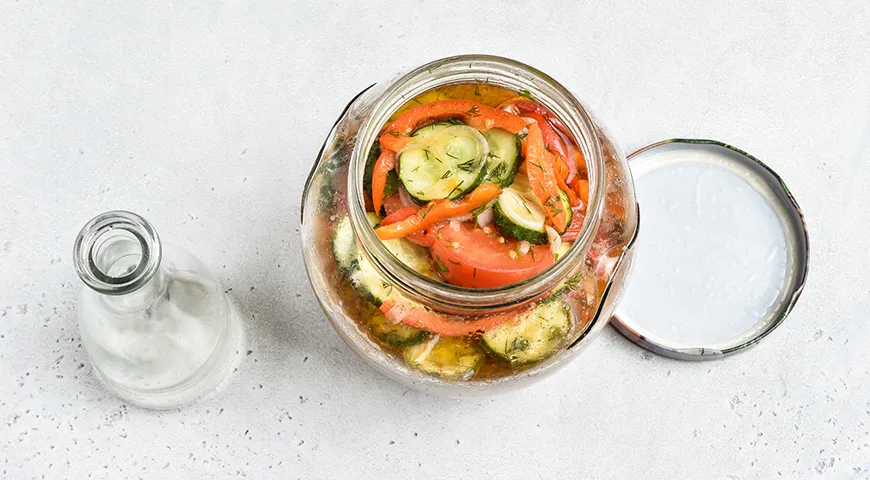 Салат из помидоров, огурцов, болгарского перца и лука (на зиму)