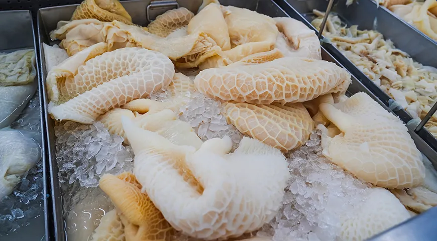 Свежий говяжий рубец должен быть чистым, без слизи и пятен, с упругой структурой и естественным цветом от светло-серого до желтоватого