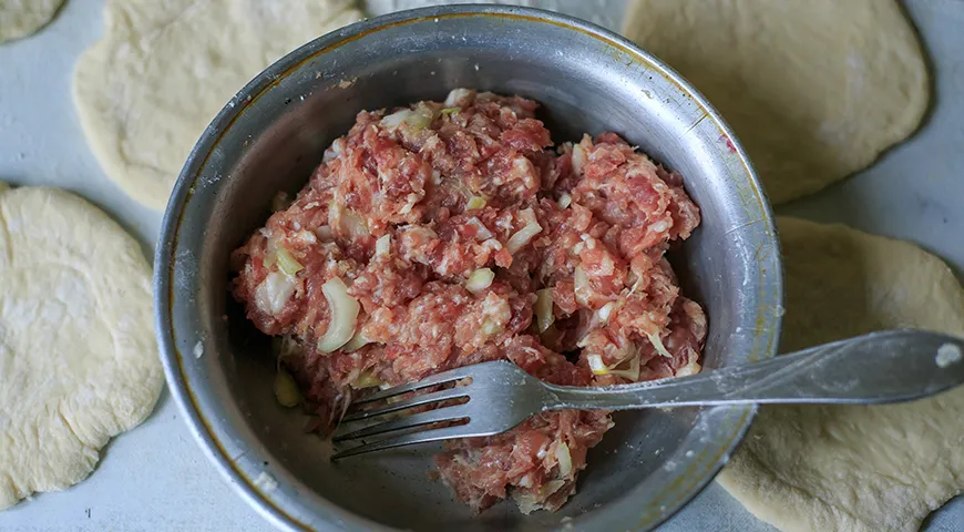 Лук играет важную роль в сочности и вкусе татарского перемяча