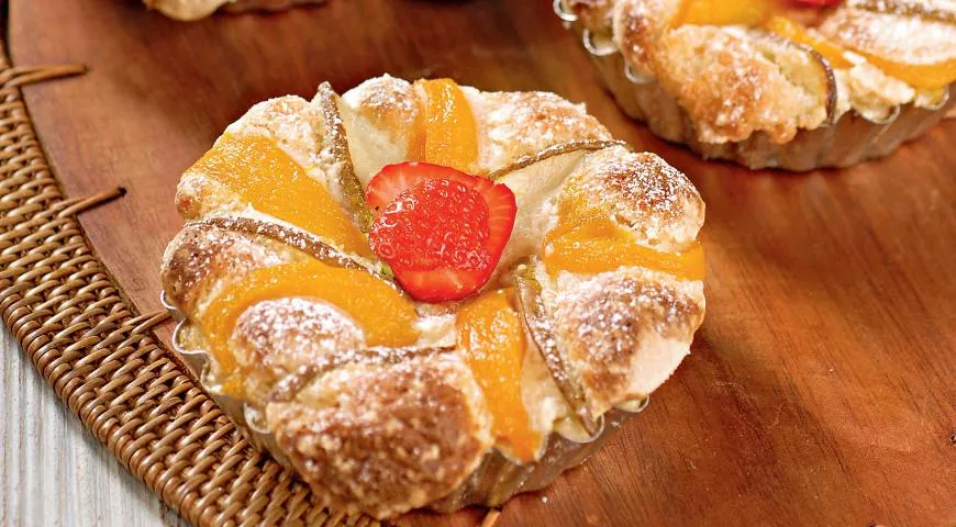 Корзиночки с персиками и грушами