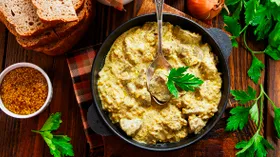 Куриная печень в сметане: 8 рецептов — с луком, грибами, овощами и не только