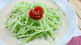 Холодный суп из белой фасоли с огурцом и орехами