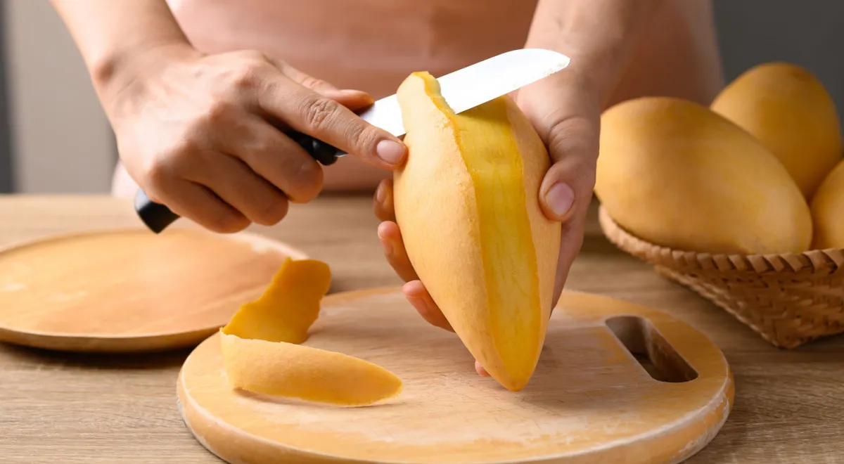 Для очистки манго нужен очень острый нож, чтобы не повредить мякоть и сохранить сок
