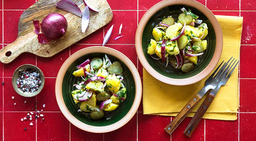 Картофельный салат с солёными огурцами и красным луком