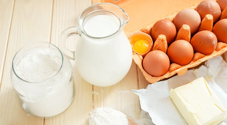 Обязательные ингредиенты для блинов — яйца, молоко (можно кефир, воду и пр.), мука, масло