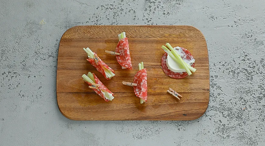 Закуска из сыровяленой колбасы с творожным сыром и сельдереем