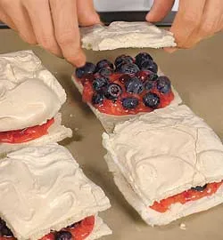 Миндальные пирожные с ягодами, пошаговый рецепт с фото на 239 ккал