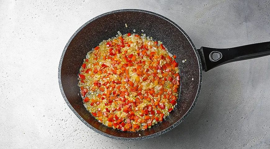 Запеченный баклажан с фаршем и перцем