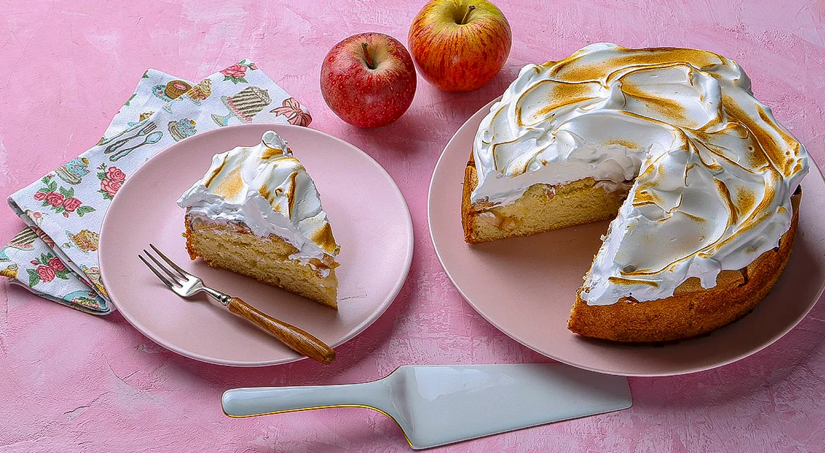 Яблочная шарлотка с меренговой шапочкой