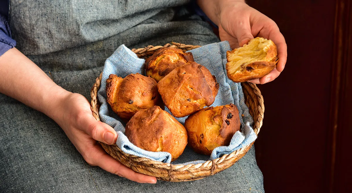 Постные булочки на дрожжах с изюмом и розмарином, пошаговый рецепт с фото  на 384 ккал