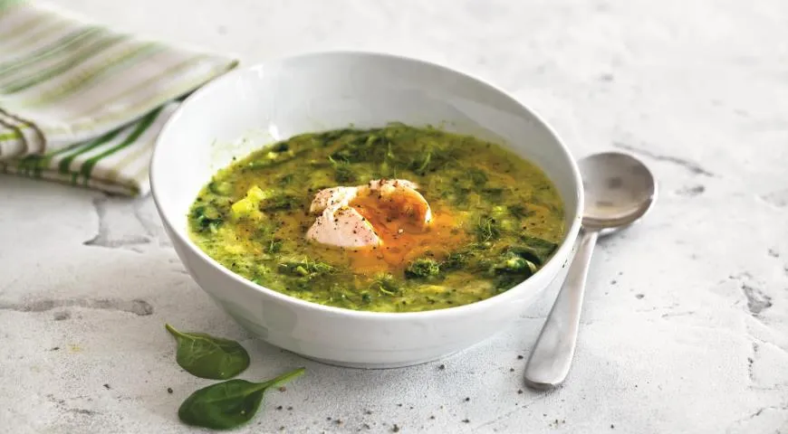 Легкие и полезные супы идеально готовить летом, когда вокруг много разнобразной зелени